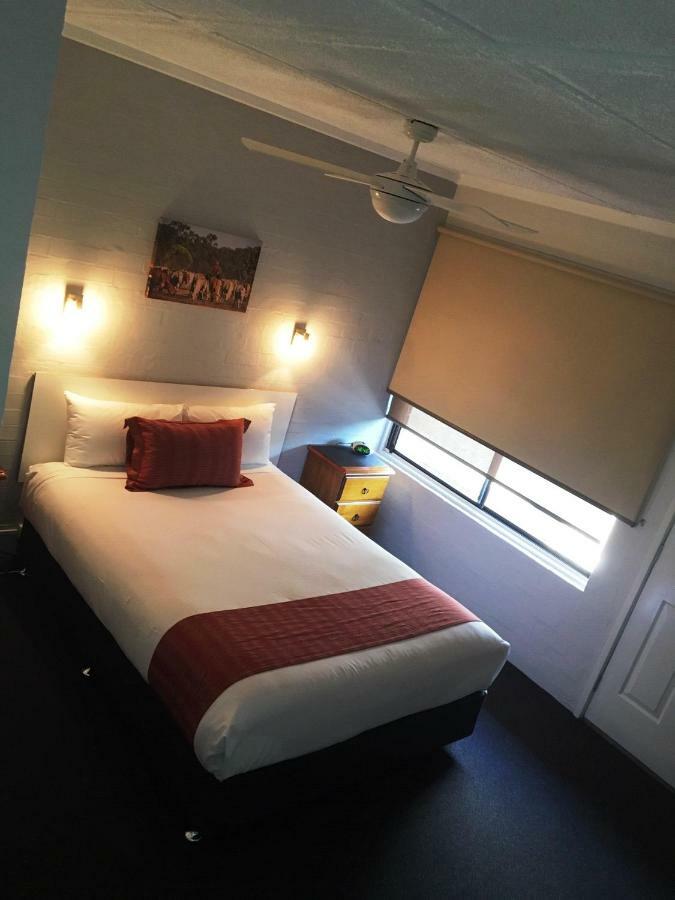 Nicholas Royal Motel - No Pets Allowed Хэй Экстерьер фото